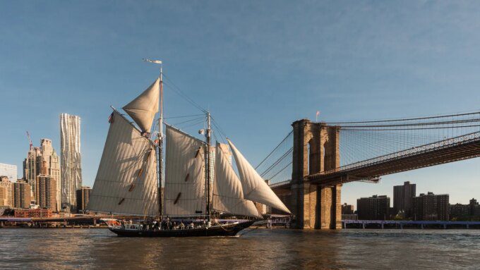 Rasakan Serunya Parade Kapal Tradisional yang Mengguncang NYC pada 4 Juli!