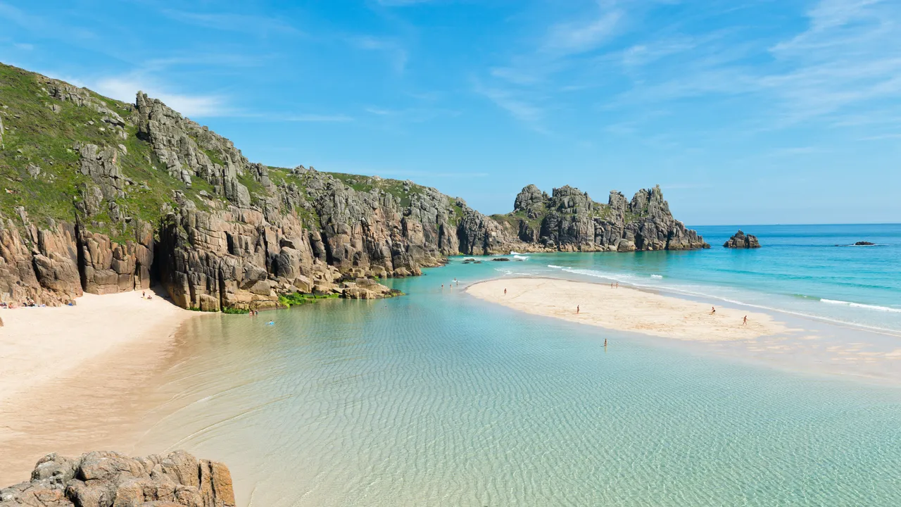 Pantai di Cornwall Ini Tampil Lebih Karibia daripada Inggris!