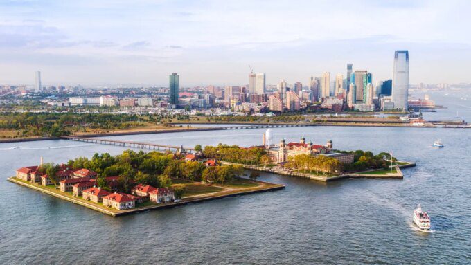 Nikmati Sehari Sempurna di Jersey City: Mulai dengan Sandwich Pork Roll Raksasa yang Menggoda!