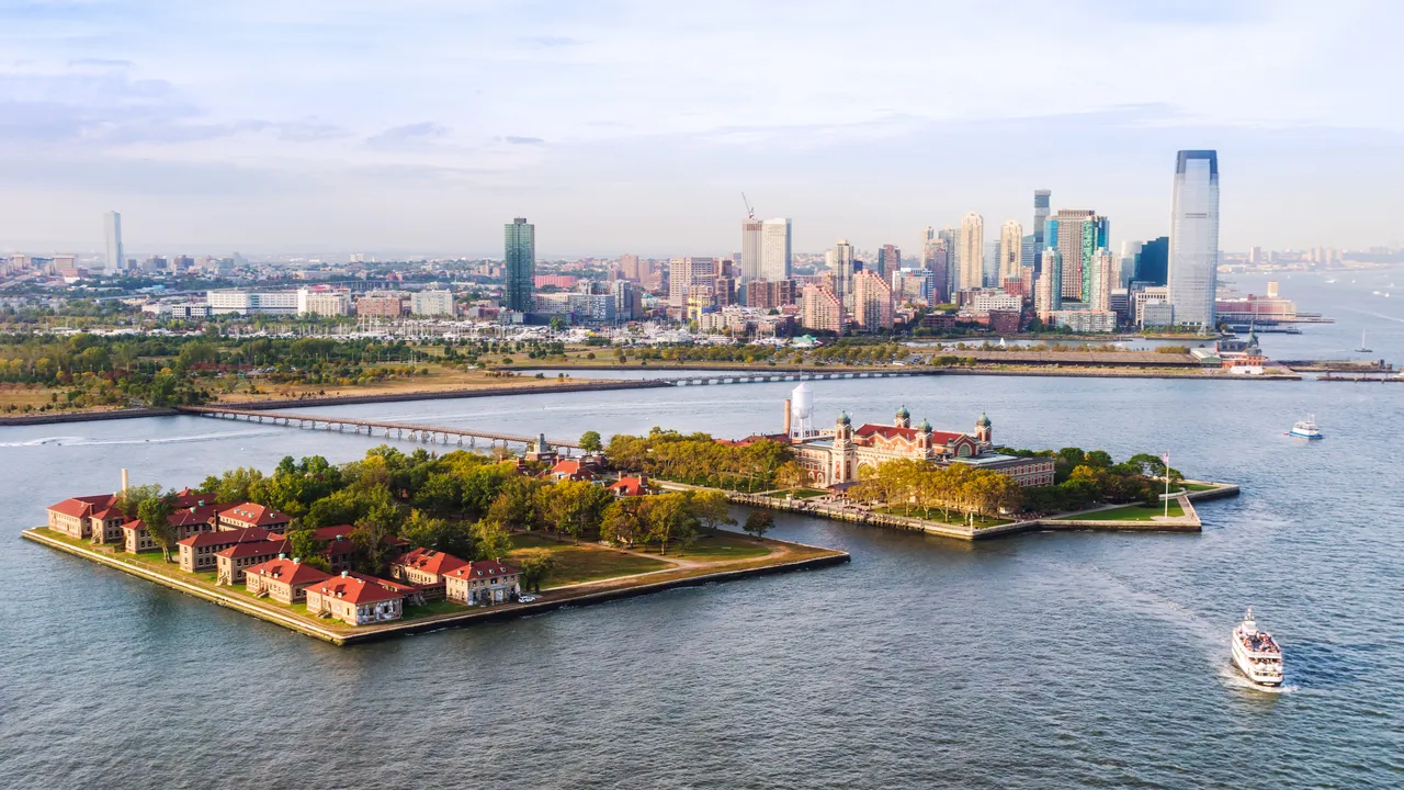 Nikmati Sehari Sempurna di Jersey City: Mulai dengan Sandwich Pork Roll Raksasa yang Menggoda!