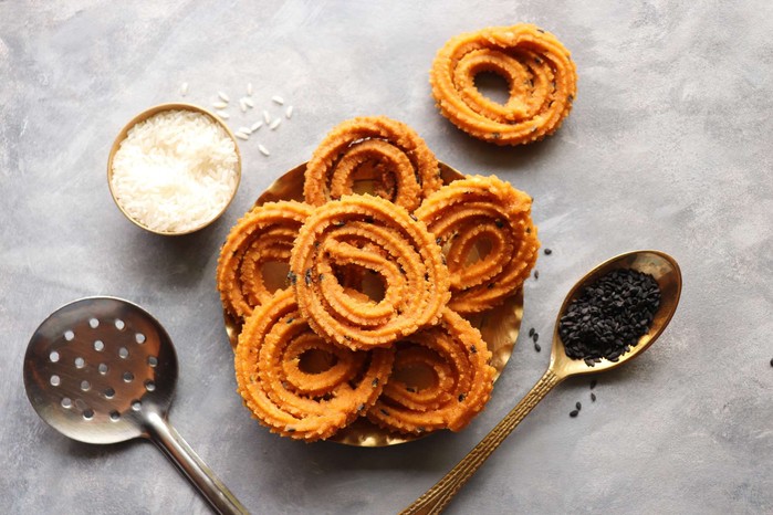 Crunchy, spiral-shaped fritters on a worksurface