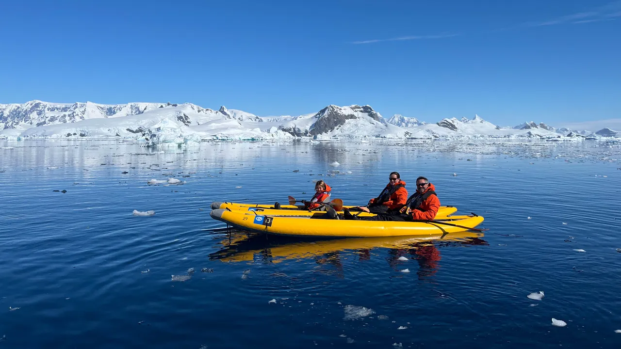 Liburan Keluarga Seru: Petualangan Ramah Anak ke Antarctica yang Tak Terlupakan!