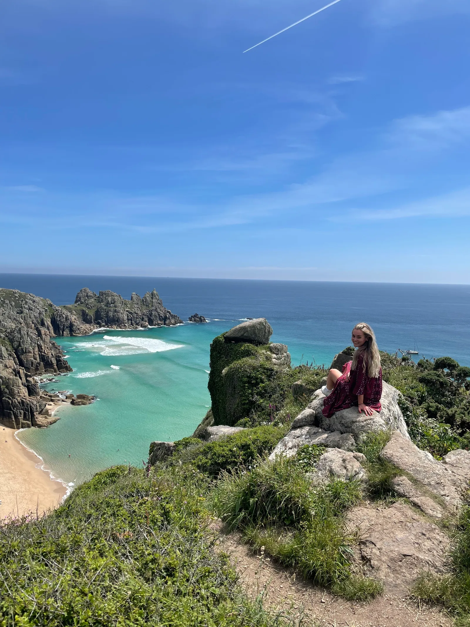Gambar mungkin berisi Alam Luar, Laut, Air, Langit, Ujung Garis Pantai, Anak, Orang yang Duduk, Keseruan dan Liburan