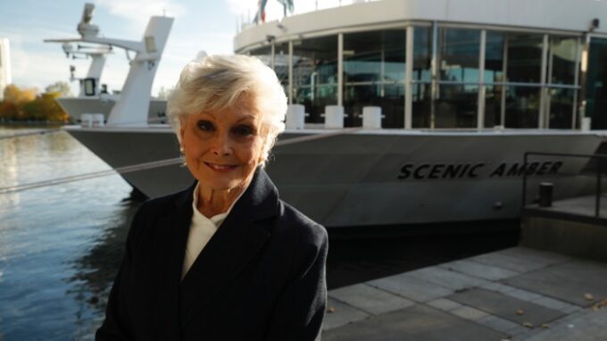 Berkelana Bersama Angela Rippon: Scenic Kenalkan Insentif Menarik untuk Seri ‘Angela Rippon’s River Cruises’!