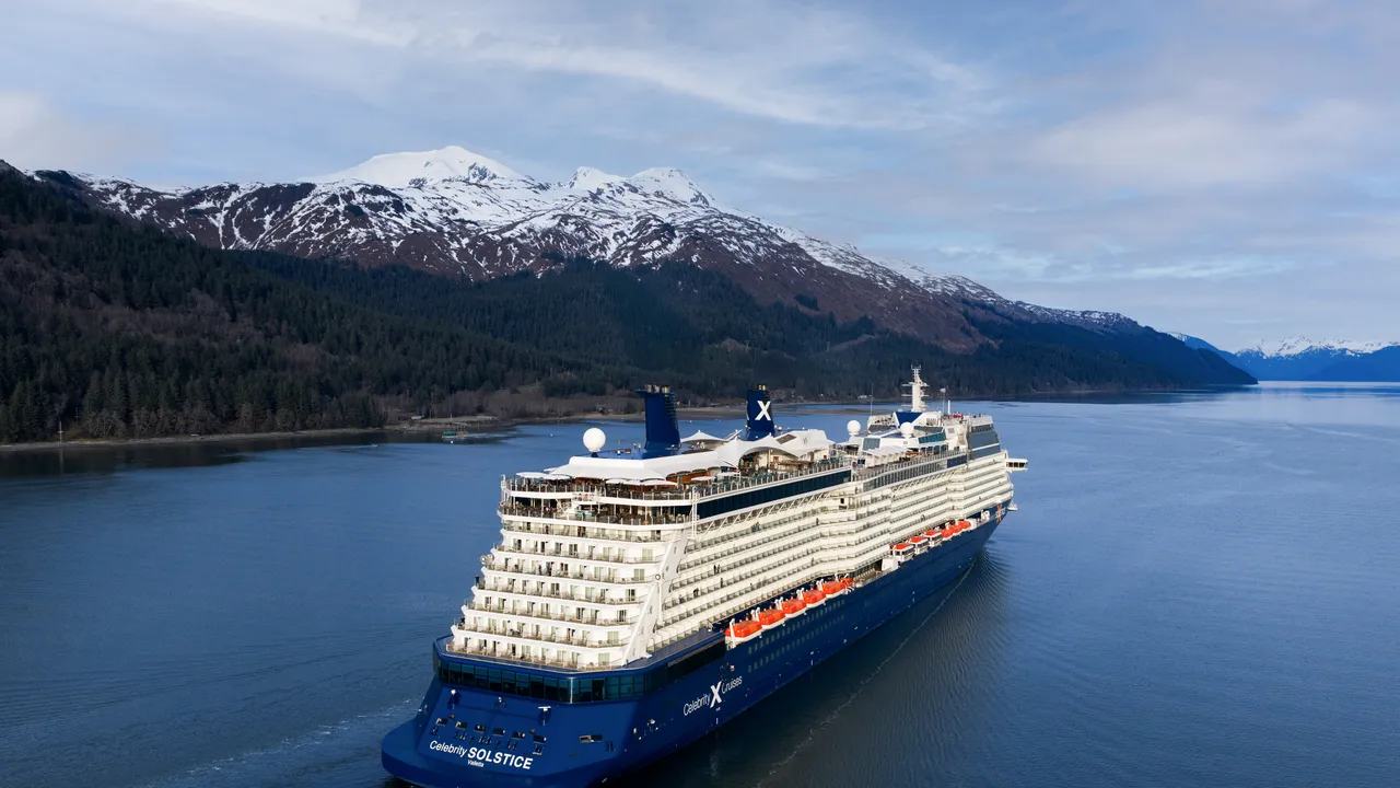 Kejar Lumba-lumba dan Sunset Menakjubkan di Atas Celebrity Solstice di Alaska!