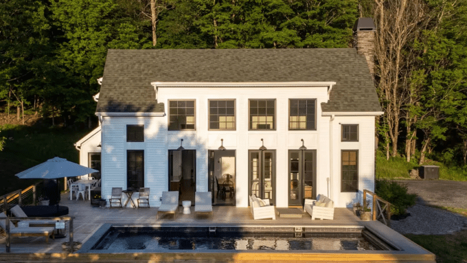 11 Airbnb Musim Panas Menarik Dekat NYC dengan Akses ke Kolam Renang, Danau, dan Pantai!