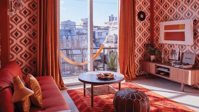 Liburanmu Nanti Jangan Sampai Membosankan—Cek Rekomendasi Airbnb Berwarna-warni yang Keren Ini!