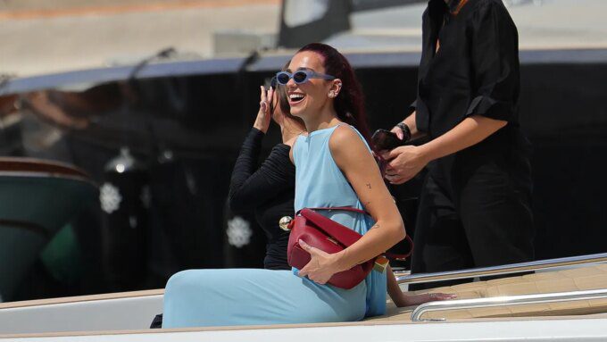 Bandara Ini Tak Mau Kehadiran Dua Lipa—Intip Cara Traveling Keren Seperti Dia Musim Panas Ini!
