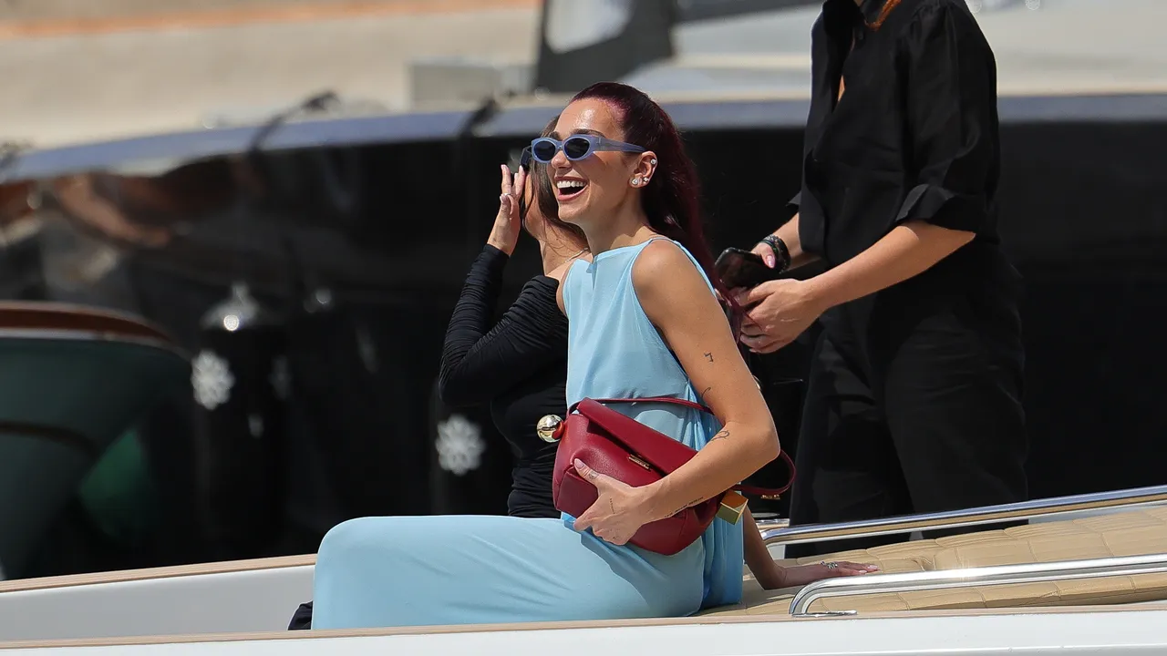 Bandara Ini Tak Mau Kehadiran Dua Lipa—Intip Cara Traveling Keren Seperti Dia Musim Panas Ini!