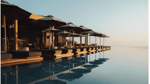 Magma Resort Santorini Kembali Hadir di Musim Panas 2026, Siap Sambut Liburan Mewahmu!