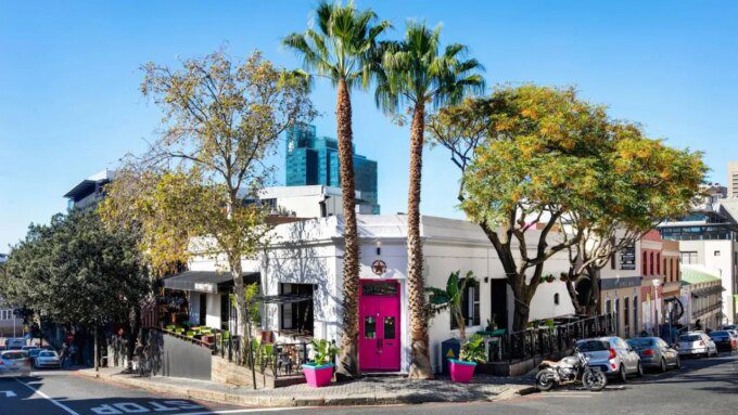 Di Bar Gay Tertua Afrika, Komunitas Queer Cape Town Masih Menemukan Rumah Yang Hangat!