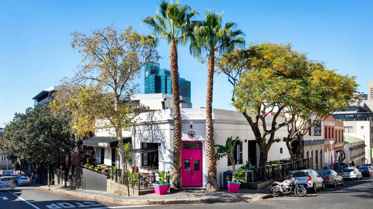 Di Bar Gay Tertua Afrika, Komunitas Queer Cape Town Masih Menemukan Rumah Yang Hangat!