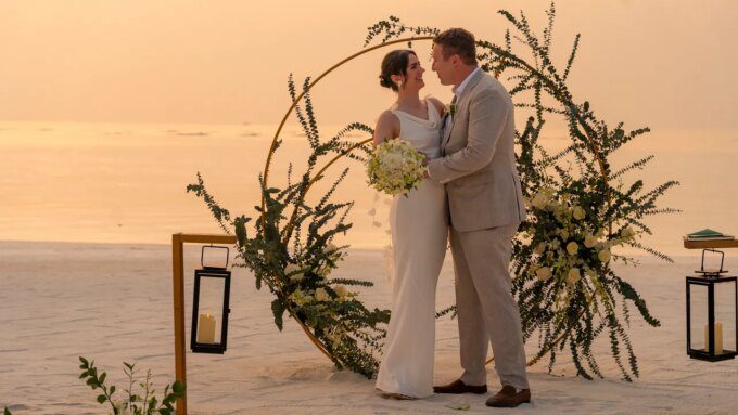 Cinta di Surga: Momen Elopement Mengagumkan di Maldives yang Dibiayai Poin!