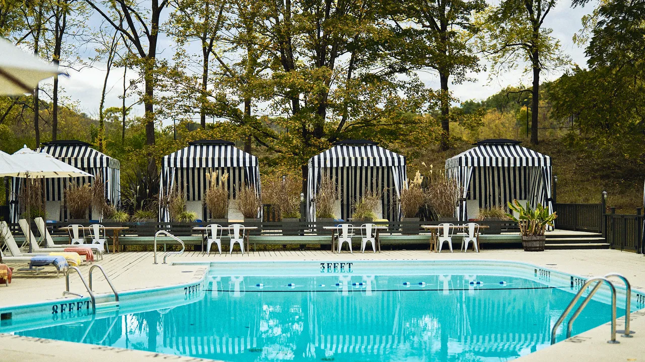 7 Hotel di Upstate New York yang Wajib Dipesan Hanya untuk Kolamnya!