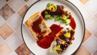 31 Restoran Terbaik di Chicago: Menyantap Lezatnya Kuliner Tiongkok, Ethiopia, dan Pizza!