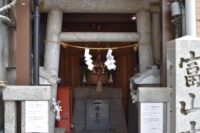 Kisah Keajaiban: Menelusuri Sejarah Panjang dan Keberlangsungan Kuil Terkecil di Jepang!