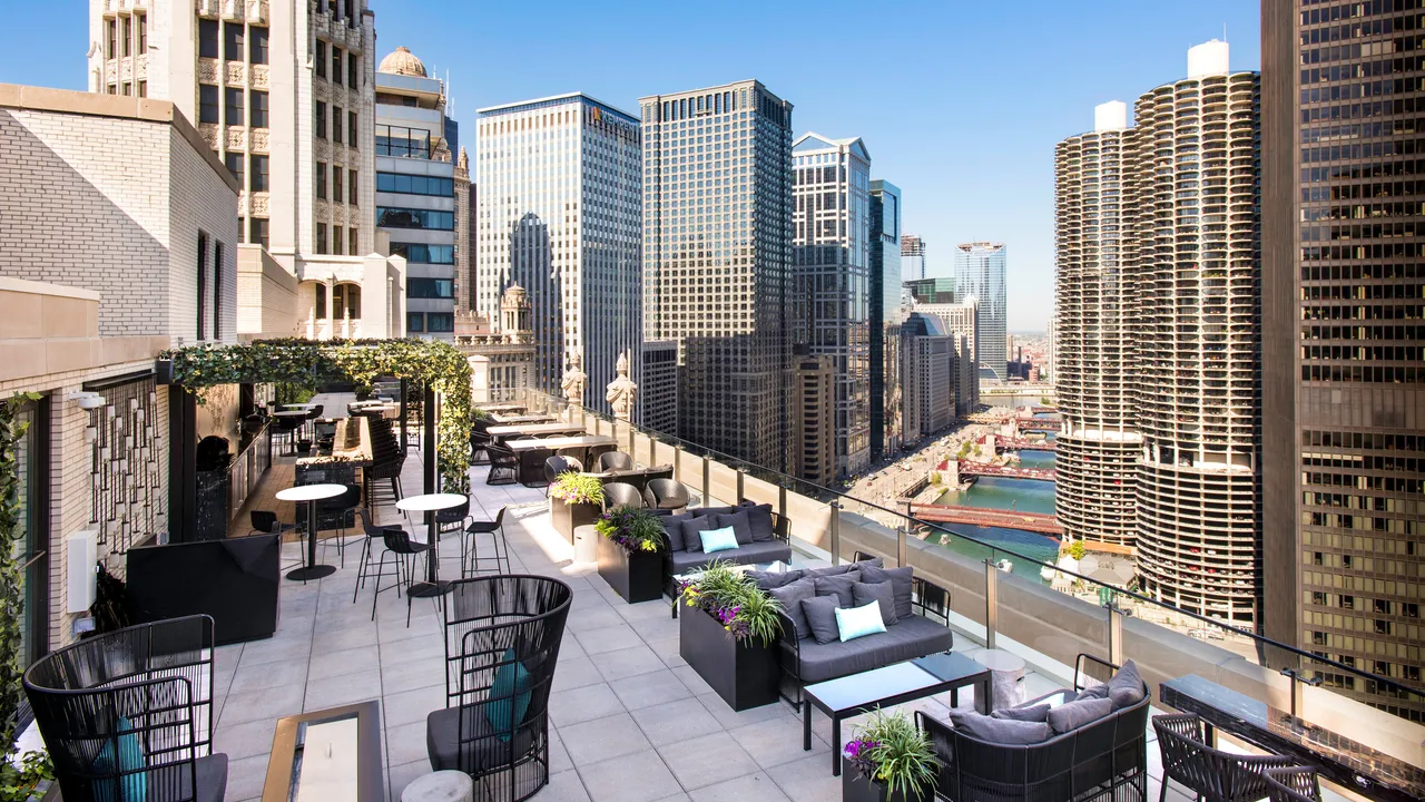 35 Hotel Terbaik di Chicago untuk Rasakan Kebaikan Tangan Tengah yang Sesungguhnya!