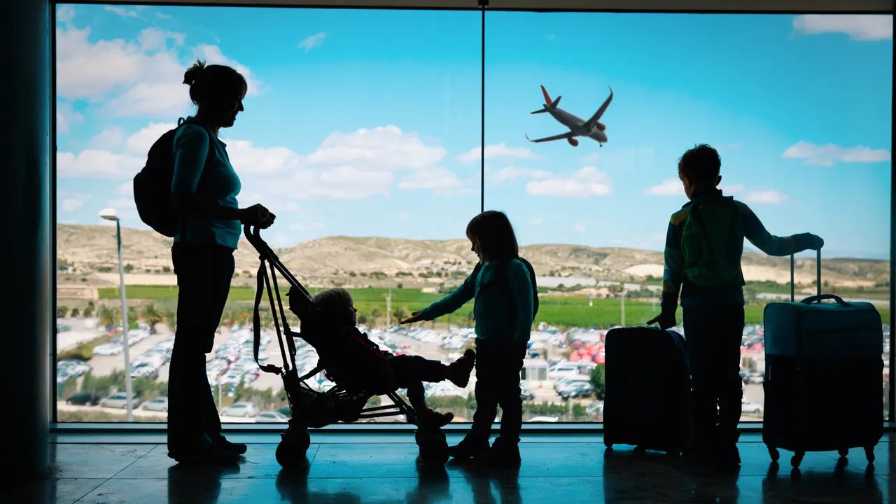 Waktu Terbaik Terbang Bersama Anak: Jawaban Semua Pertanyaanmu agar Terhindar dari Jet Lag!