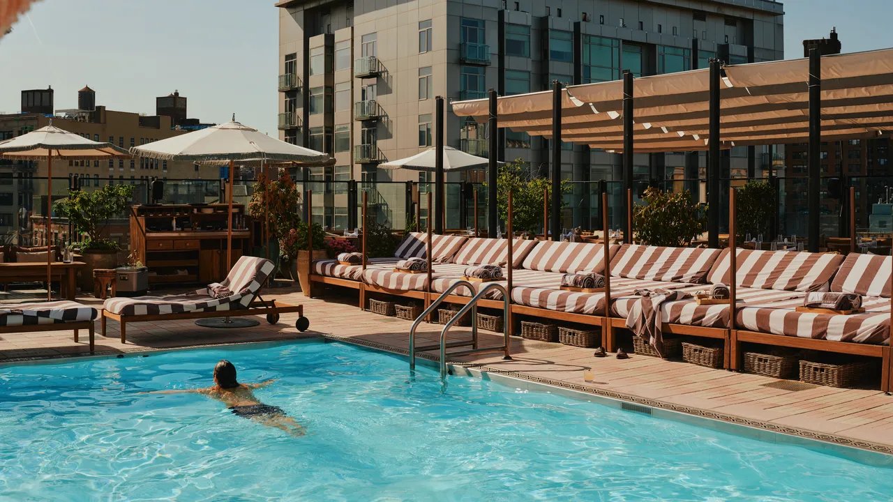 Terik di NYC? Segera Terjun ke 13 Kolam Renang Hotel Ini untuk Menyegarkan Musim Panas!