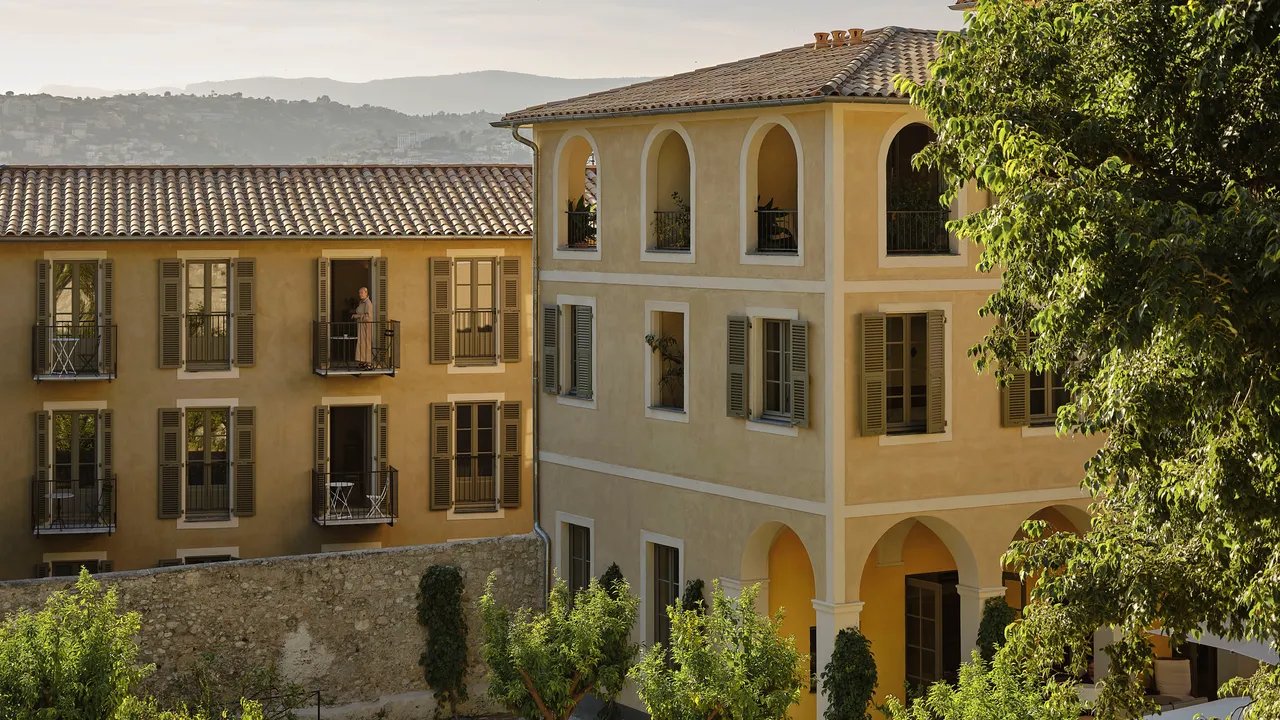 Rekomendasi Hotel Favorit Kami—Dari Hamptons Hingga Selatan Prancis—Yang Masih Tersedia di Bulan Agustus!