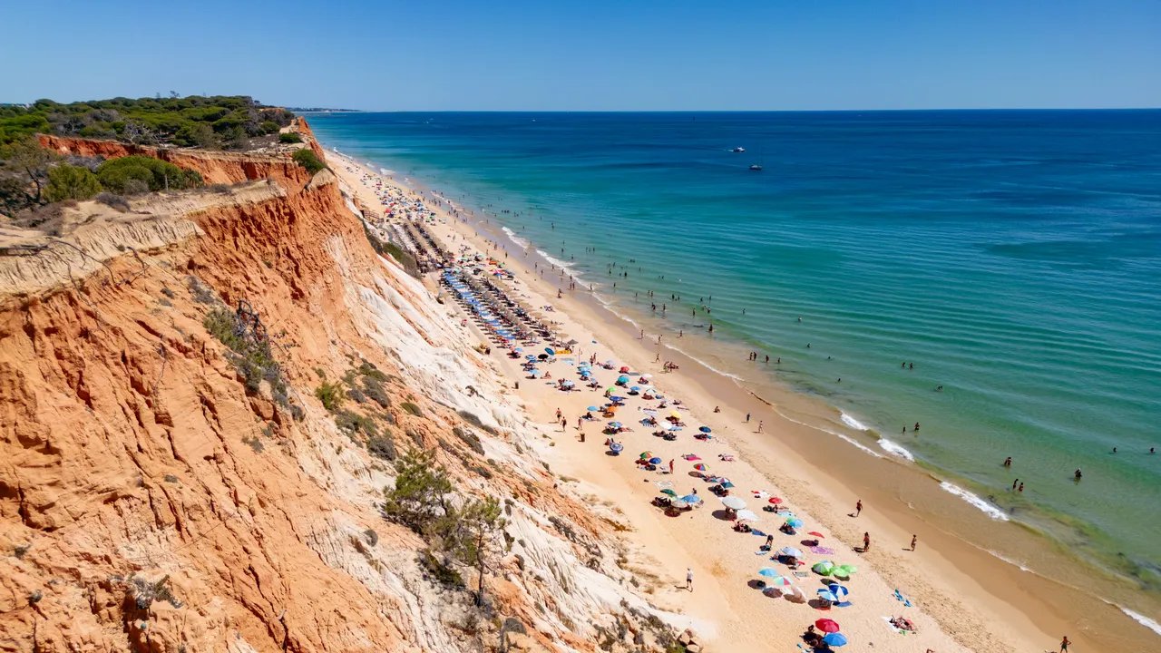 10 Negara dengan Pantai Terbersih di Dunia yang Wajib Kamu Kunjungi!