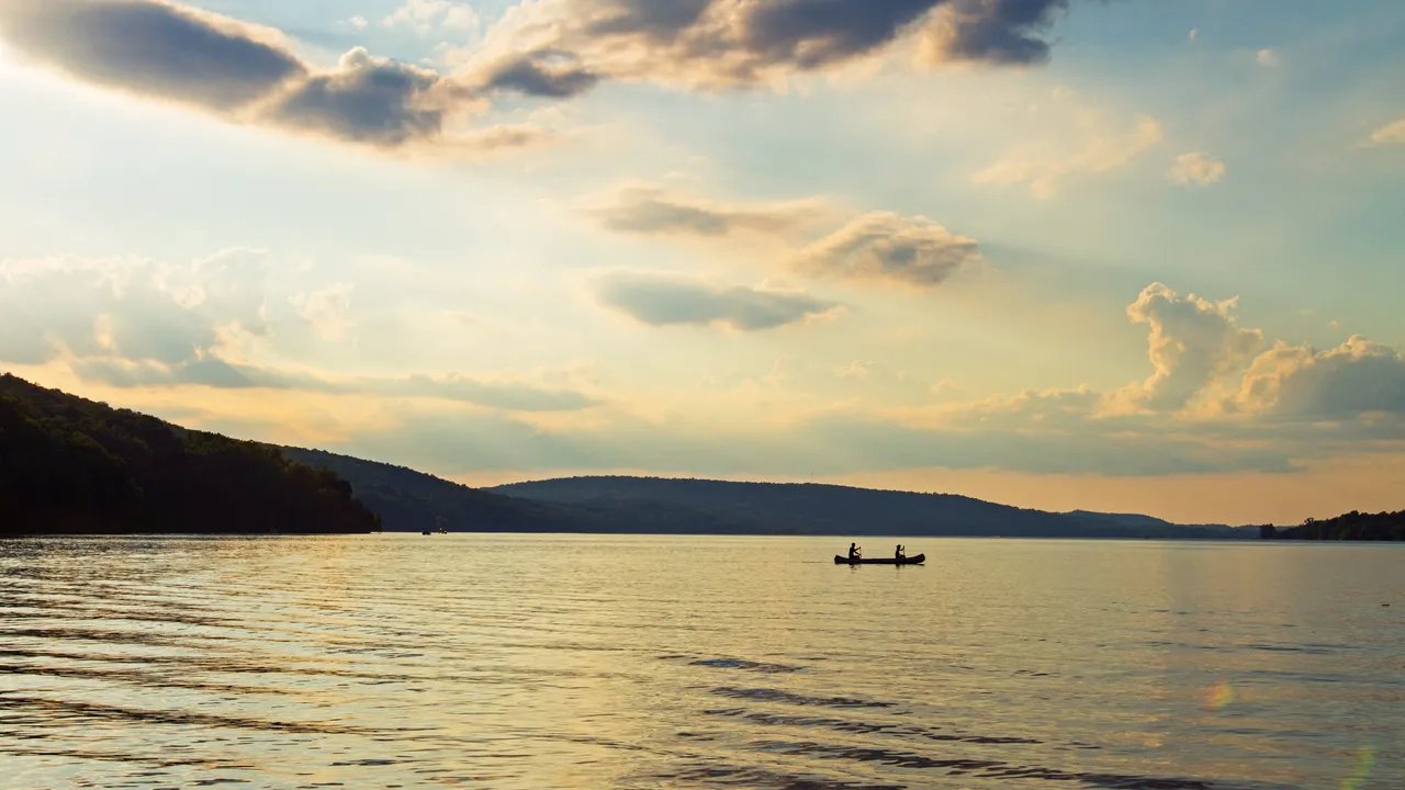 Jelajahi Keindahan Finger Lakes: Petualangan Seru Menyusuri Danau dengan Kano!
