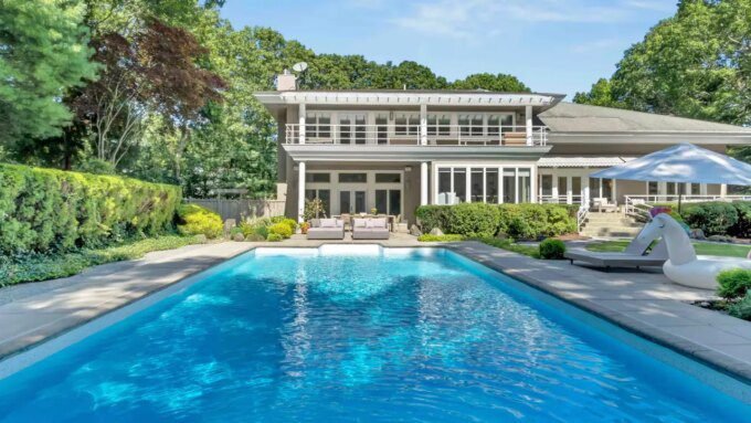Sewa Liburan di Hamptons Ini Bakal Bikin Kamu Betah di Kolam Renang!