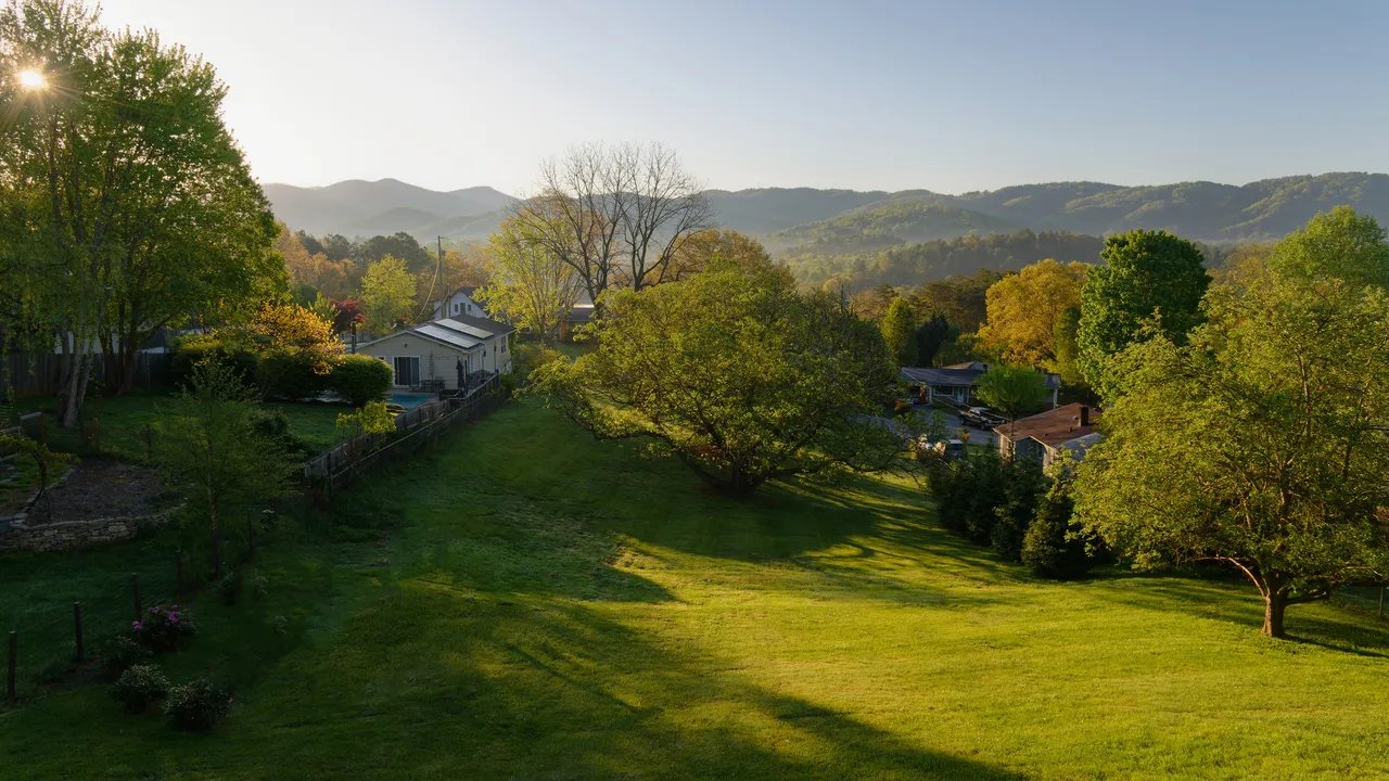 Ayo Cek Rental Menakjubkan di Blue Ridge Mountains untuk Liburan Musim Gugur Pertama Kamu!