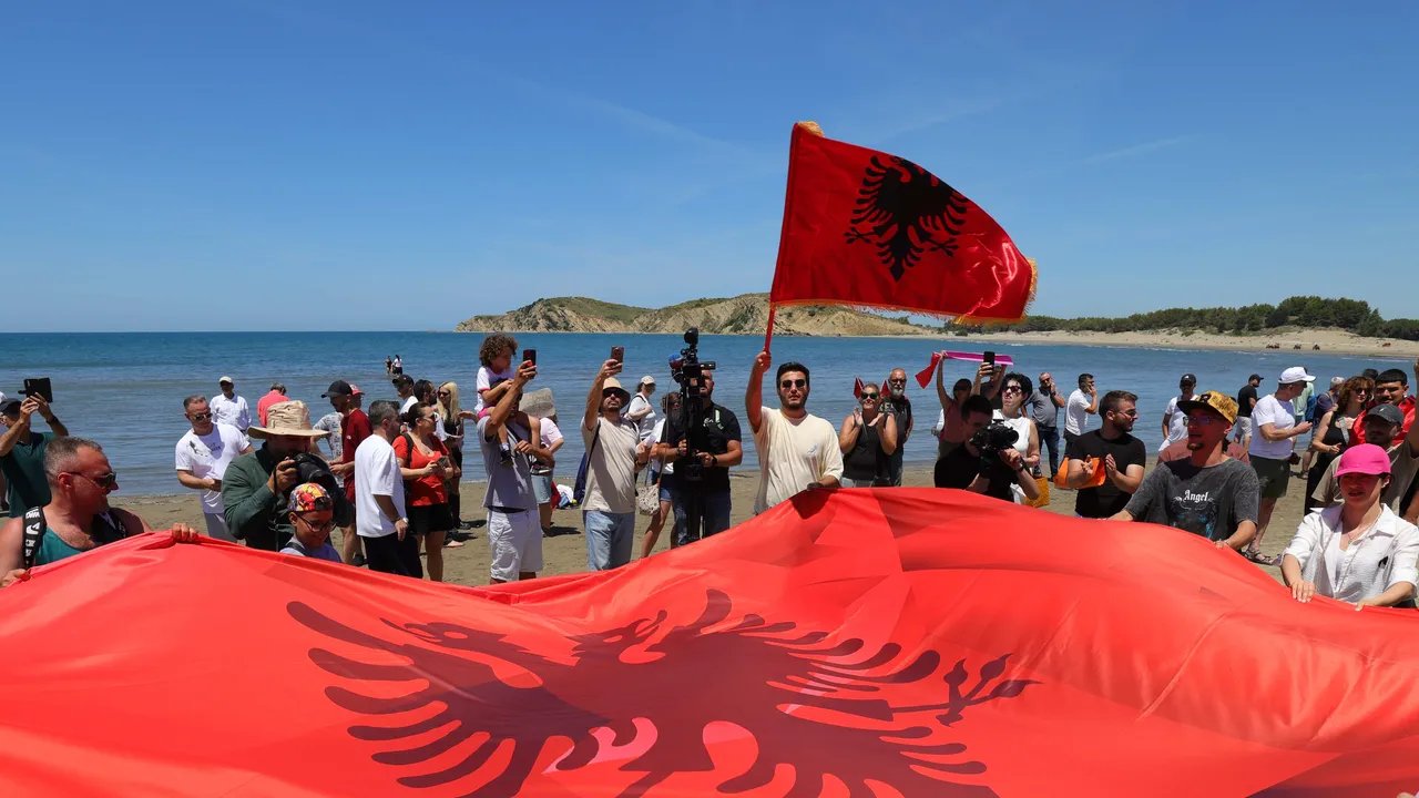 Apa yang Ingin Disampaikan Pengunjuk Rasa di Albania kepada Para Pelancong?
