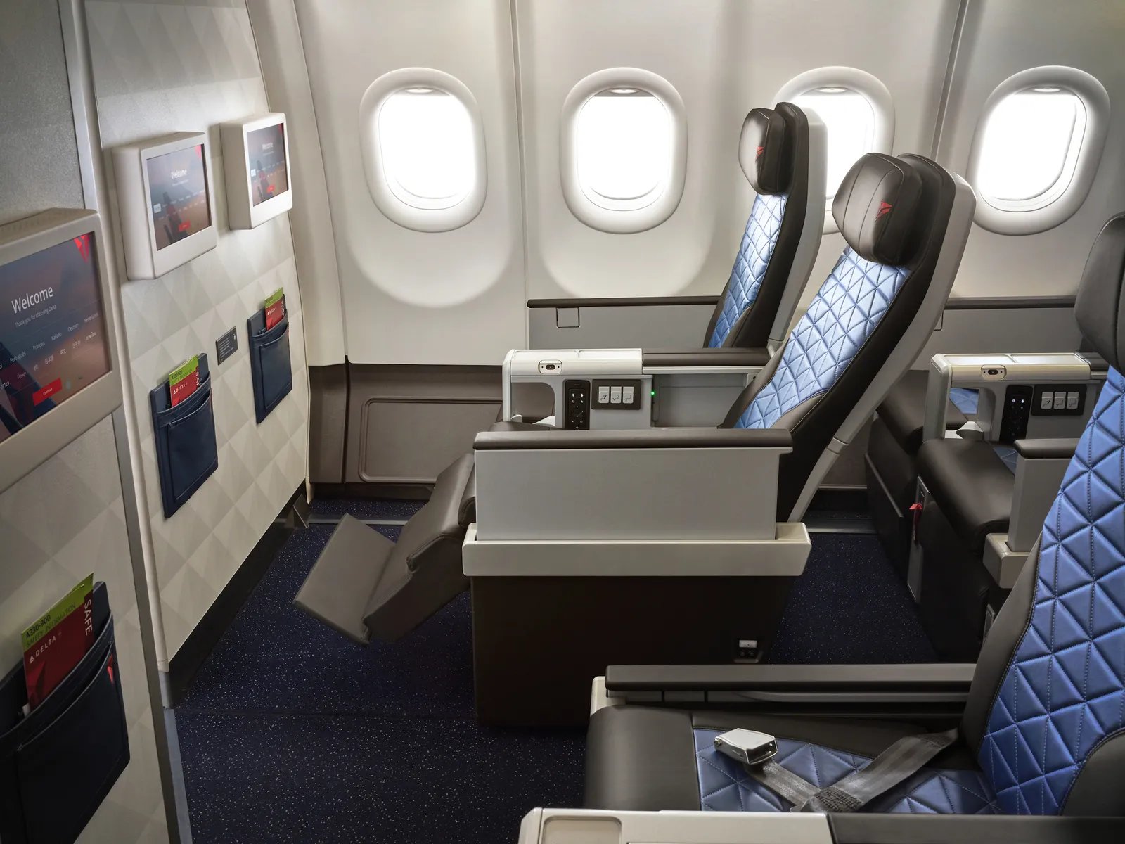 Kabin premium Delta Air Lines dengan layanan 