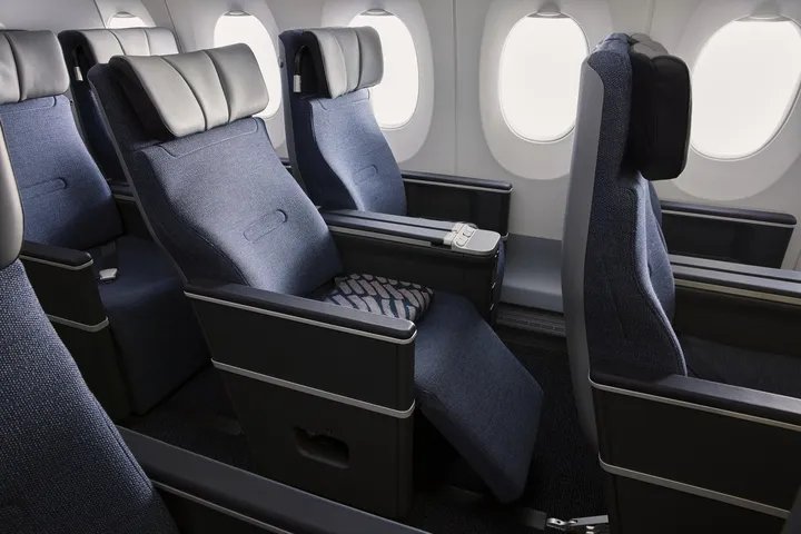 Kabin ekonomi premium Finnair dengan desain Nordik.