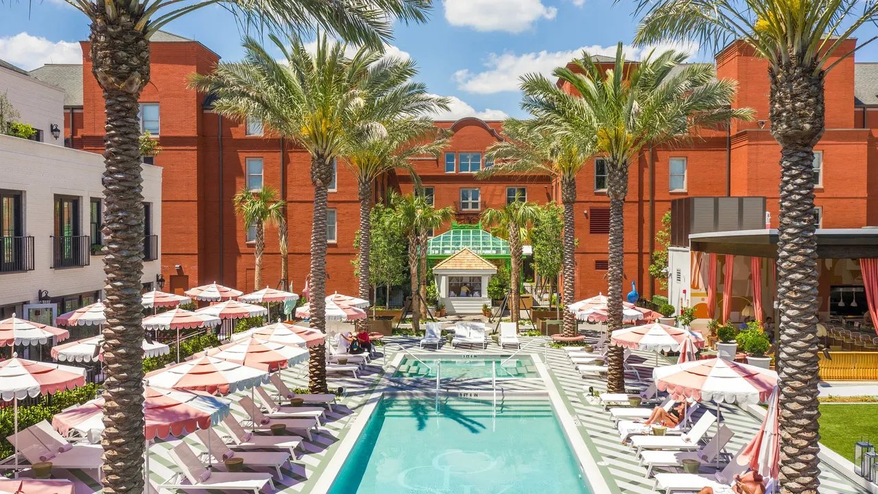 9 Hotel Ramah Hewan di Savannah yang Bikin Anjingmu Dimanjakan Seperti Bintang Lima!