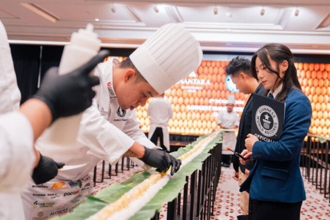 Anantara Siam Bangkok Hotel Masuk Buku Rekor Guinness untuk Nasi Ketan Mangga Terpanjang di Dunia!
